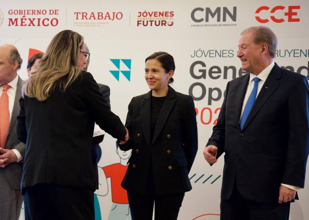 Jóvenes Construyendo el futuro cortesía del programa