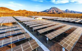 El Plan 2025-2030 de la CFE contempla modernizar la red de transmisión y distribución para absorber más energías renovables.