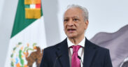 El Plan Estratégico 2025-2035 de Pemex contempla plantas de combustibles limpios y reducción de emisiones para disminuir impacto ambiental.