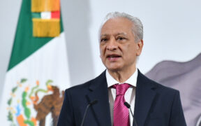 El Plan Estratégico 2025-2035 de Pemex contempla plantas de combustibles limpios y reducción de emisiones para disminuir impacto ambiental.