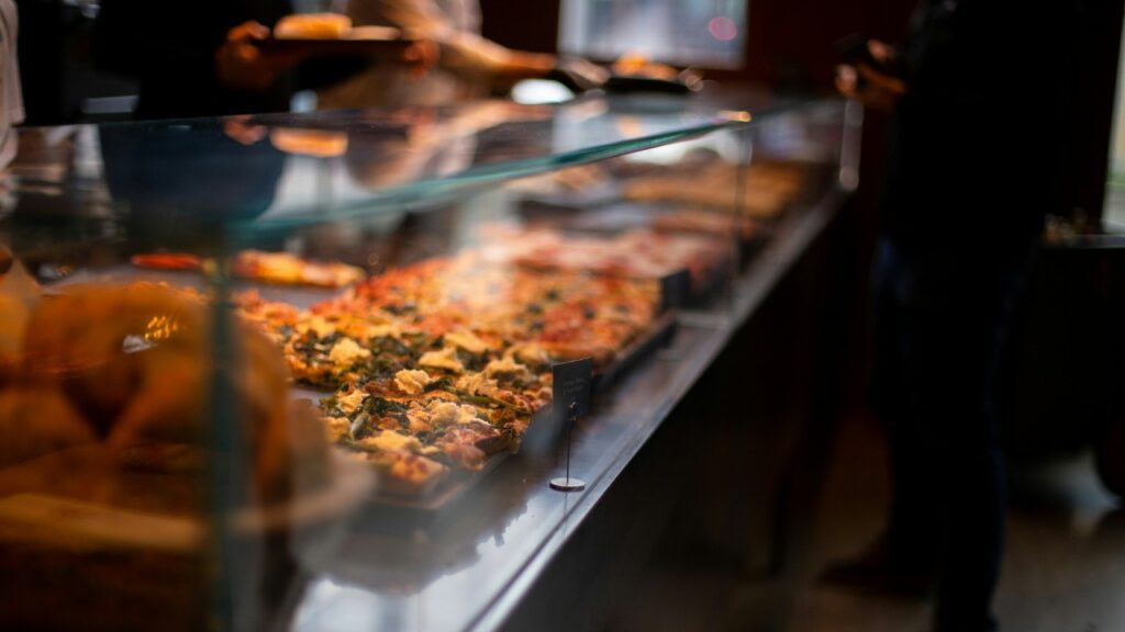 En la Ciudad de México cada vez son más los restaurantes que colocan en su fachada la etiqueta de “pet friendly”.