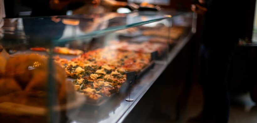 En la Ciudad de México cada vez son más los restaurantes que colocan en su fachada la etiqueta de “pet friendly”.