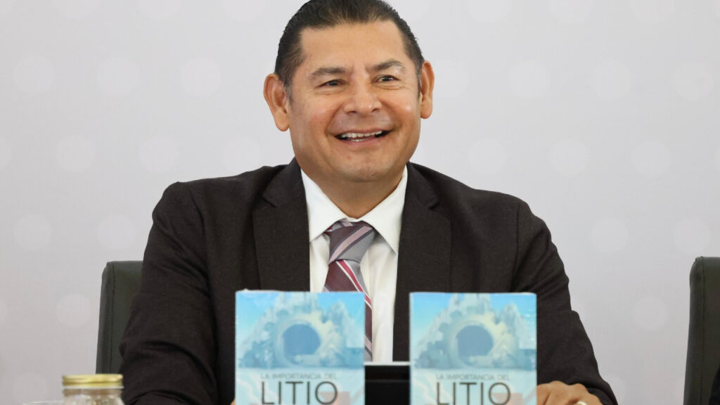 El Gobierno de Puebla y la UNAM realizan estudios preliminares para determinar la presencia de litio en la región Mixteca.