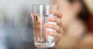 Más de 2 mil millones de personas en el mundo siguen sin acceso a agua potable segura y saneamiento adecuado, alertan UNICEF y OMS.