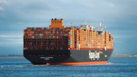DHL y Hapag-Lloyd firman acuerdo para impulsar combustibles marinos sostenibles y reducir emisiones en transporte marítimo global.