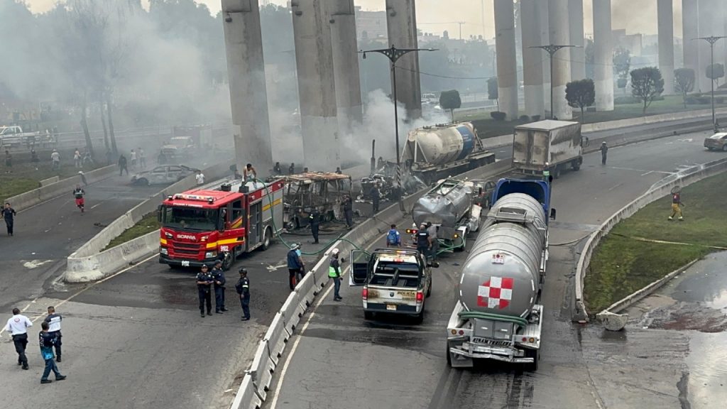 La Fiscalía de CDMX investiga la explosión de una pipa en Iztapalapa, que dejó 57 heridos y 18 vehículos dañados.