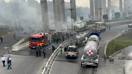 La Fiscalía de CDMX investiga la explosión de una pipa en Iztapalapa, que dejó 57 heridos y 18 vehículos dañados.