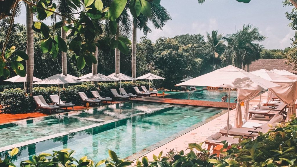 Hoteles en la Riviera Maya invierten 230 mdp en energía solar y baterías de almacenamiento para reducir consumo eléctrico y emisiones de CO₂.