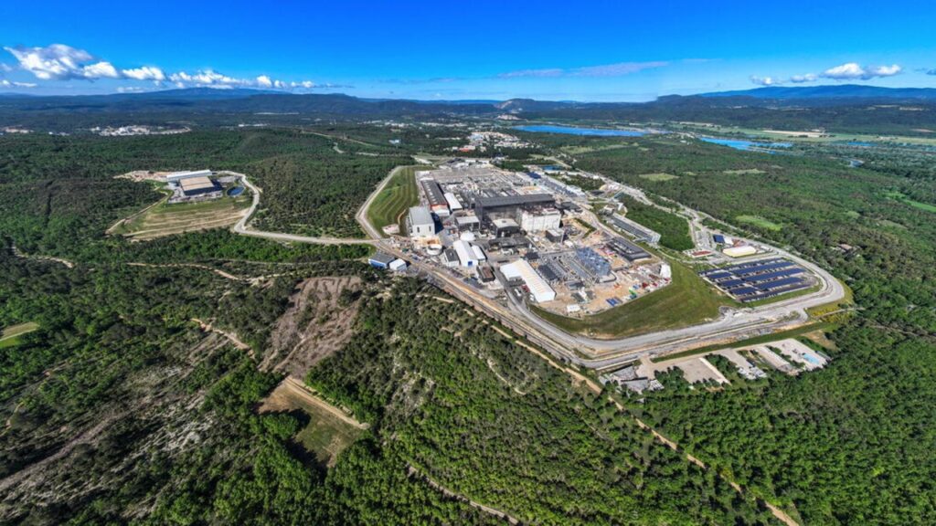 El reactor experimental ITER, retrasa hasta 2039 sus pruebas con deuterio y tritio debido a complejidad técnica y ajustes de seguridad.