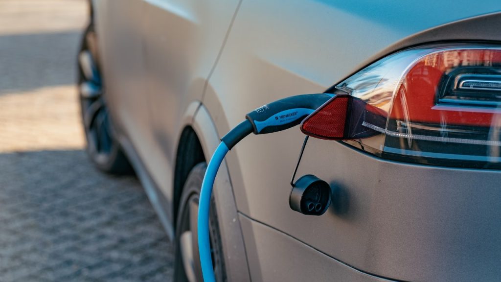 Latam Mobility estima que México cerrará 2025 con 130,500 autos eléctricos e híbridos vendidos, con un crecimiento sostenido desde 2020.