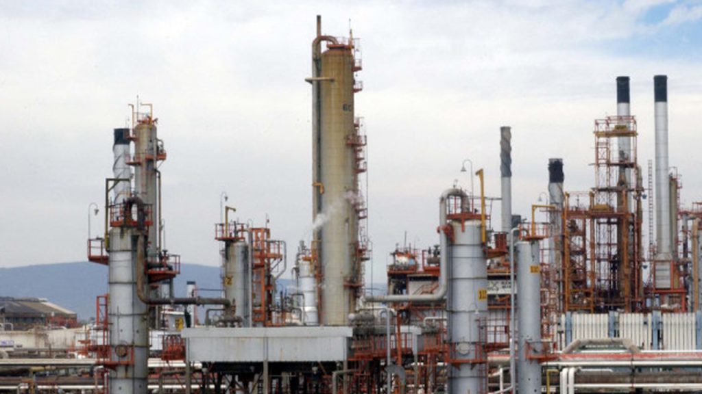 Pemex recibió de Sener las primeras 10 asignaciones petroleras bajo contratos mixtos, que permitirán explorar y explotar áreas.