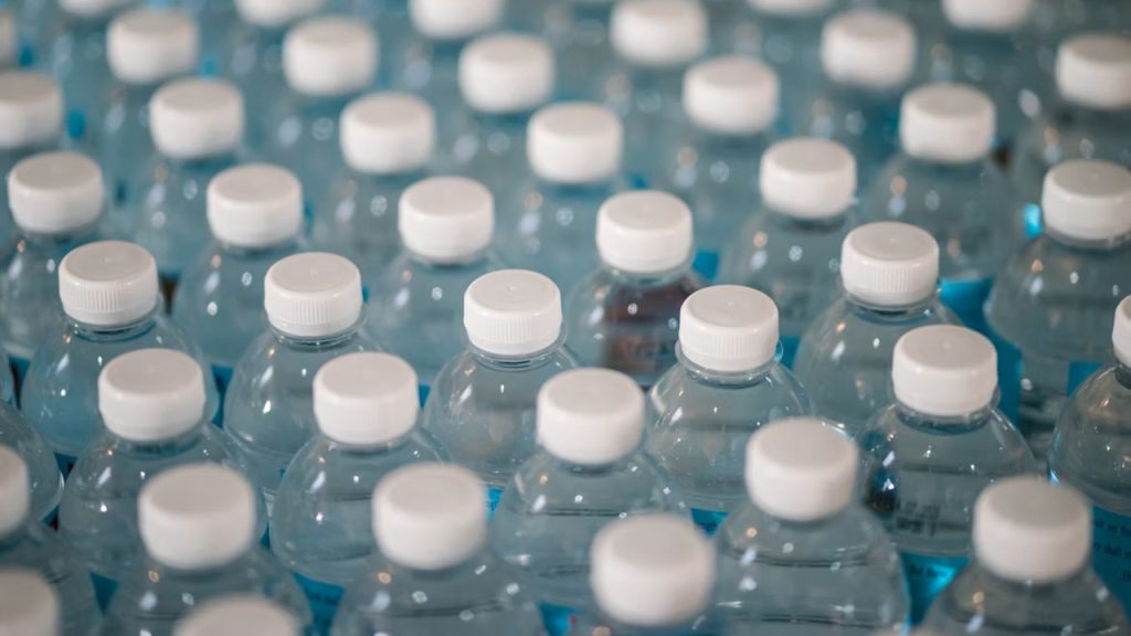 Conoce medidas efectivas sobre cómo reducir el consumo y desperdicio de plásticos de un solo uso en casa mediante cambios sencillos.