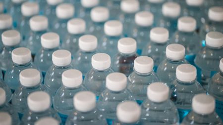 Conoce medidas efectivas sobre cómo reducir el consumo y desperdicio de plásticos de un solo uso en casa mediante cambios sencillos.