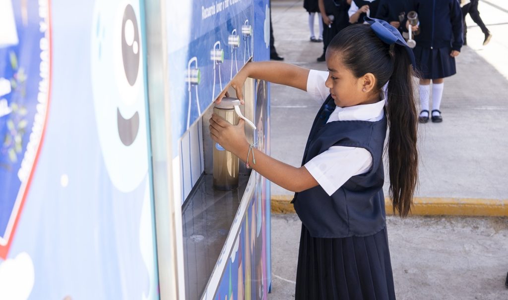 CAMS lleva agua potable a escuelas locales de Monterrey con proyectos sociales