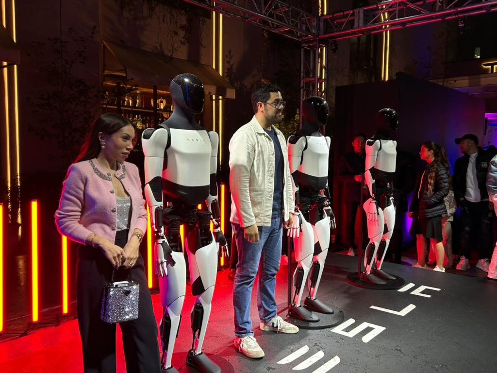 Tesla presenta en México a Optimus, su robot humanoide