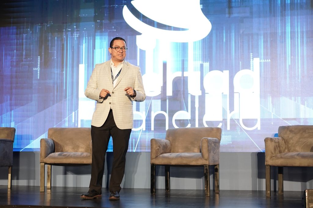 Crece preocupación por la inflación médica; experto alerta sobre su impacto económico en Cumbre de las 100 Empresas